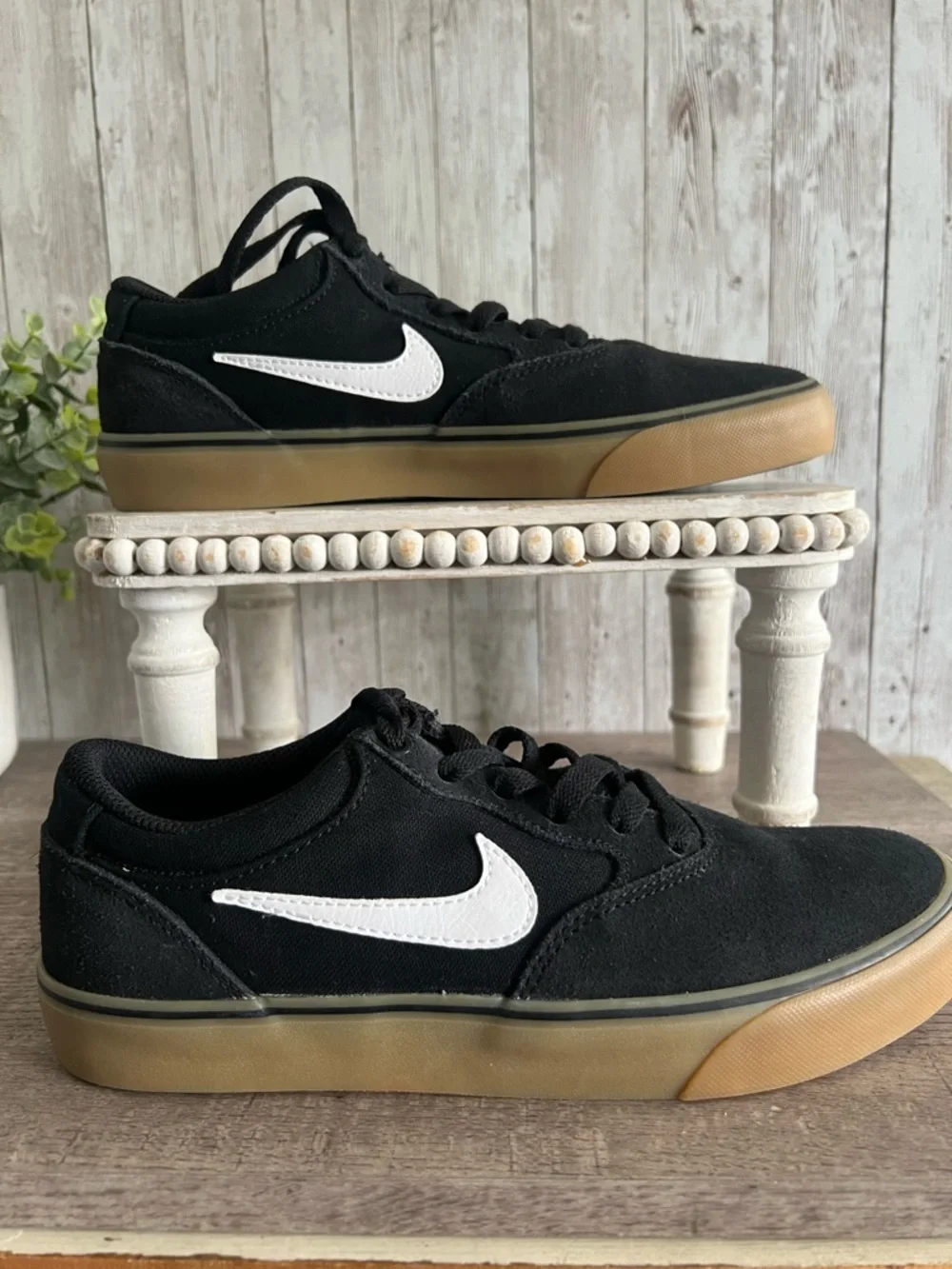 Nike SB Chron 2 Skate Black and White Low-Top Sneakers Gum Sole Unisex M6 W7.5